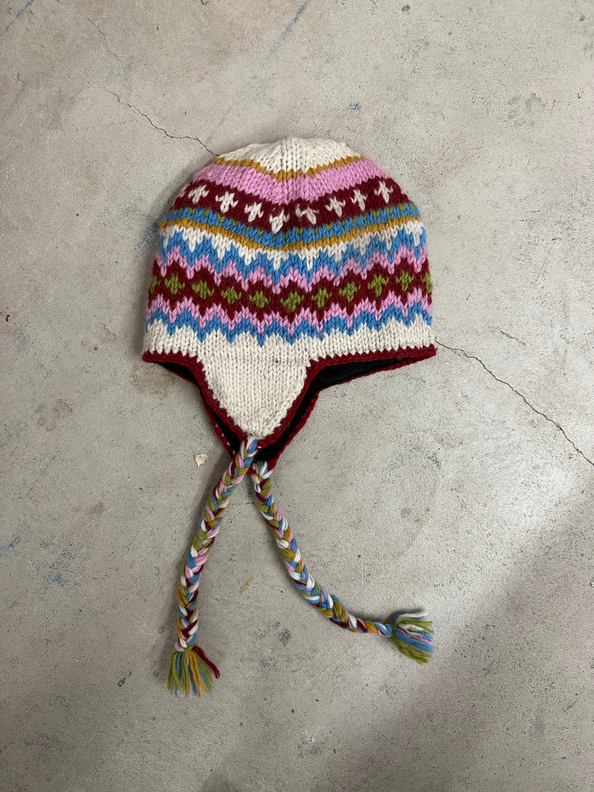 SHERPA EARFLAP WOOL TASSEL BEANIE WHITE/RED