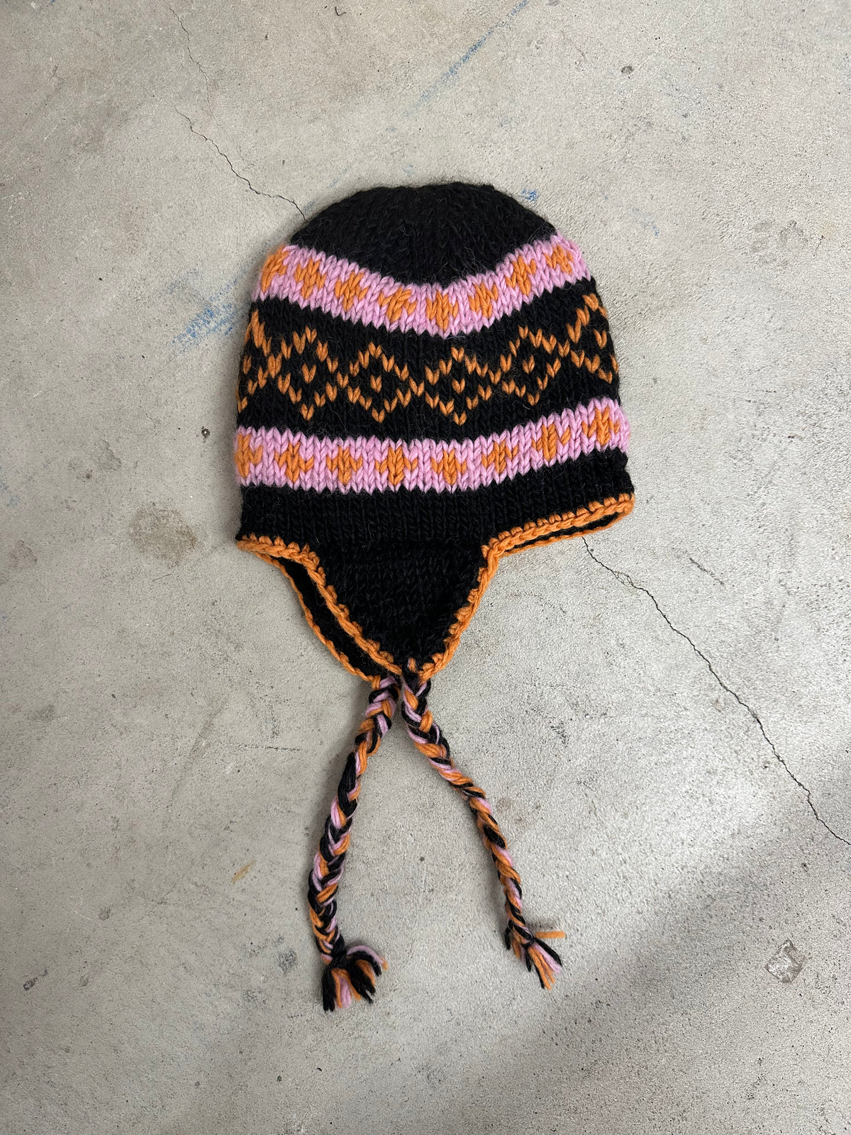 SHERPA EARFLAP WOOL TASSEL BEANIE BLACK/ORANGE