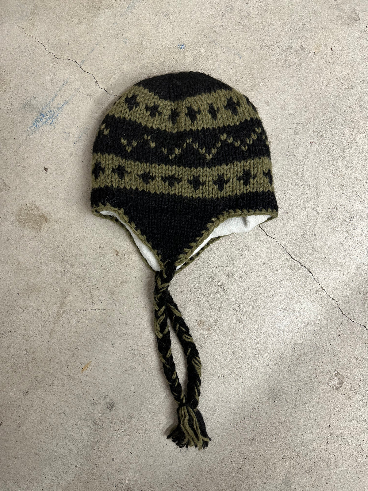 SHERPA EARFLAP WOOL TASSEL BEANIE BLACK/GREEN